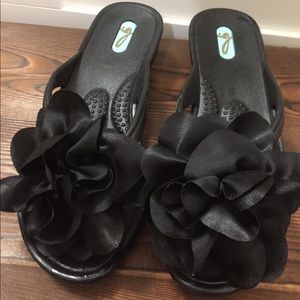 NWOT! OKA b. heeled sandals with fluffy flowers